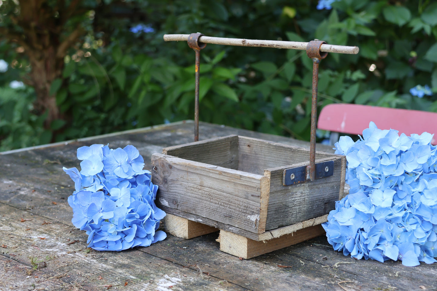 Upcycling-Holzkiste mit Eisentraverse - Unikat aus dem Ruhrgebiet