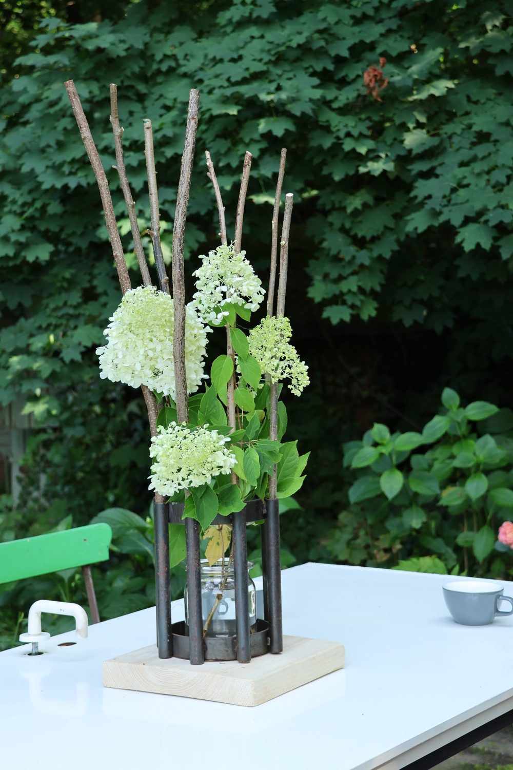 Vase, wetterfeste Vase, Gartenvase, Vase auf Holz, Windlicht, Tischdekoration, Hochzeit, Gefäß für Schnittblumen und Trockenarrangements