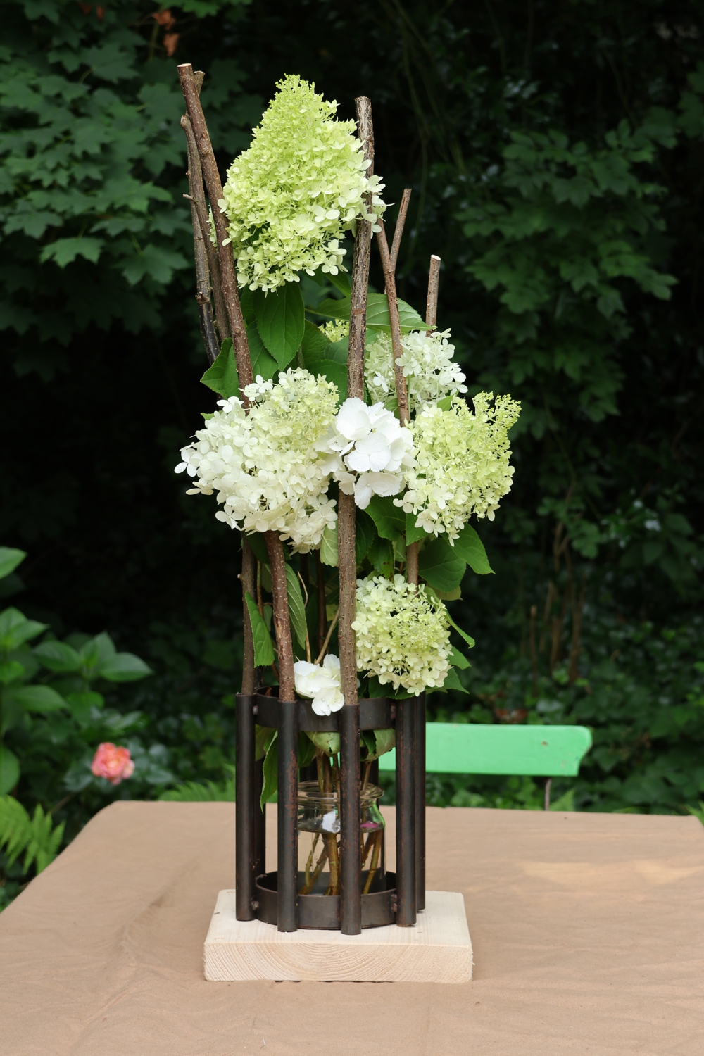 Vase, wetterfeste Vase, Gartenvase, Vase auf Holz, Windlicht, Tischdekoration, Hochzeit, Gefäß für Schnittblumen und Trockenarrangements