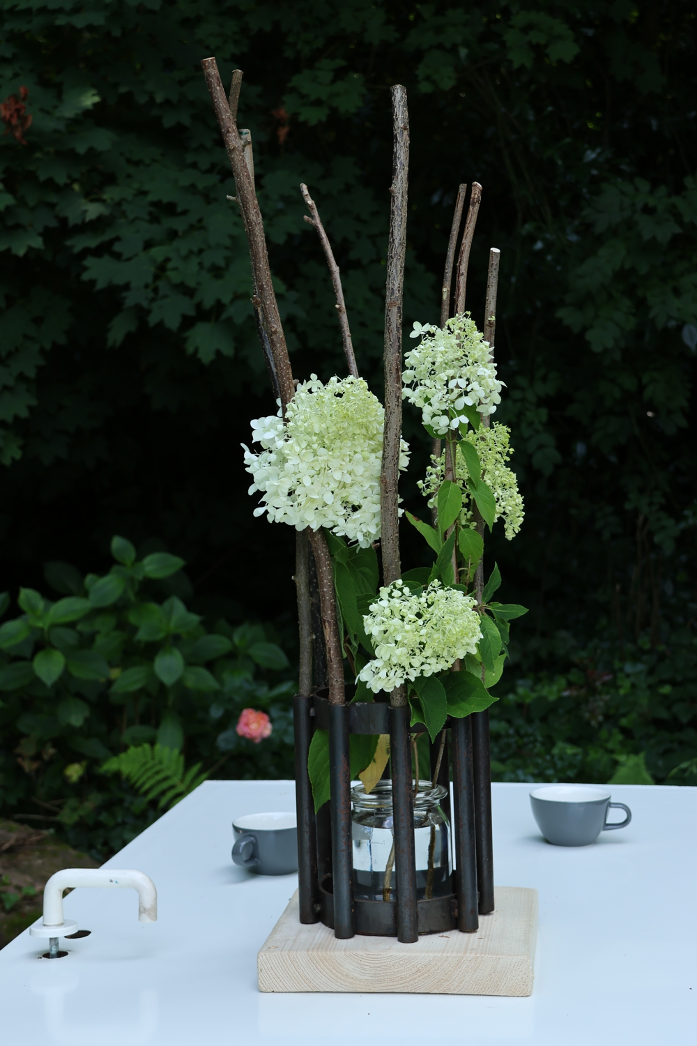 Vase, wetterfeste Vase, Gartenvase, Vase auf Holz, Windlicht, Tischdekoration, Hochzeit, Gefäß für Schnittblumen und Trockenarrangements