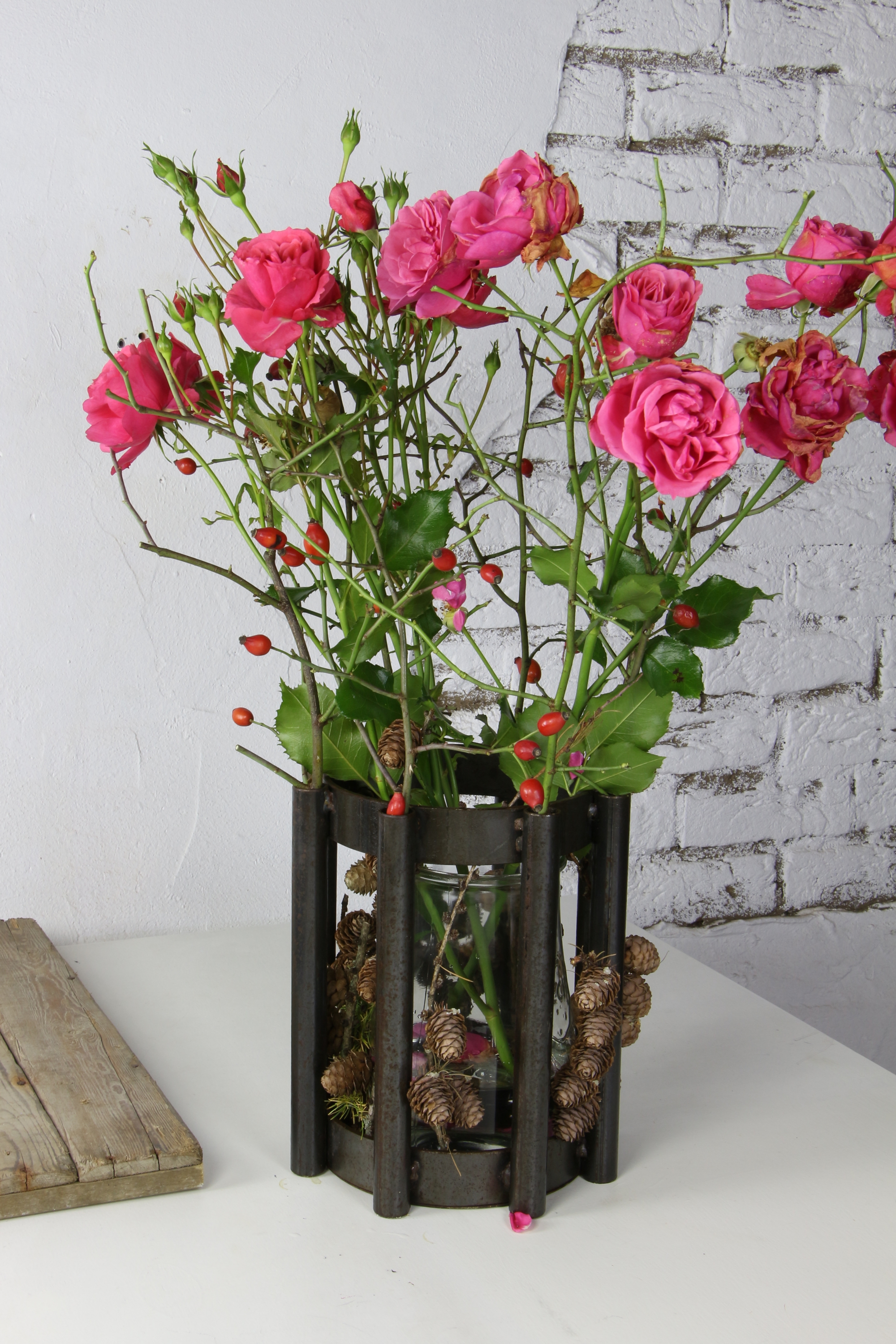 Vase, wetterfeste Vase, Gartenvase, Vase auf Holz, Windlicht, Tischdekoration, Hochzeit, Gefäß für Schnittblumen und Trockenarrangements