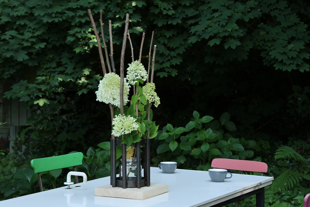 Vase, wetterfeste Vase, Gartenvase, Vase auf Holz, Windlicht, Tischdekoration, Hochzeit, Gefäß für Schnittblumen und Trockenarrangements