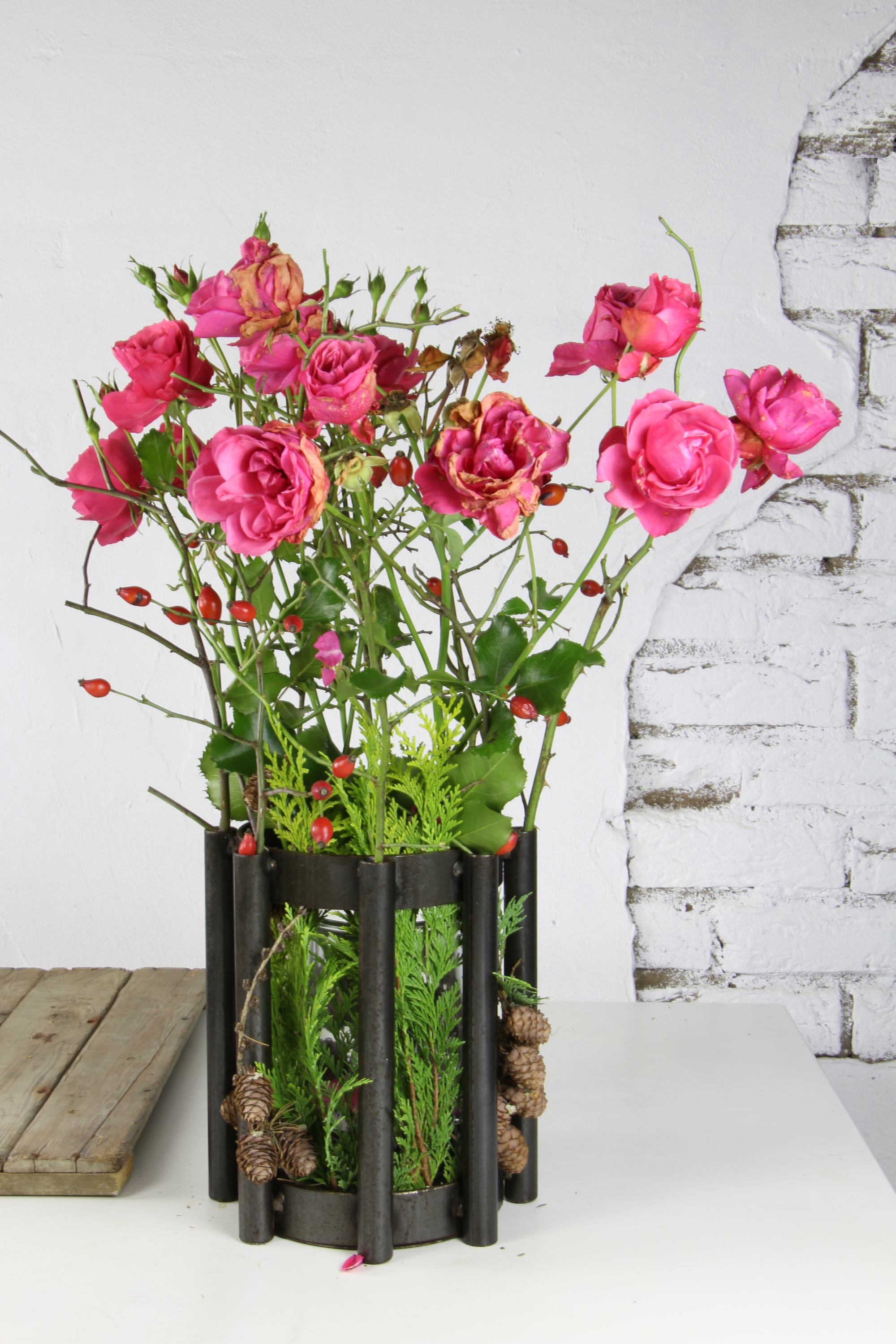 Vase, wetterfeste Vase, Gartenvase, Vase auf Holz, Windlicht, Tischdekoration, Hochzeit, Gefäß für Schnittblumen und Trockenarrangements