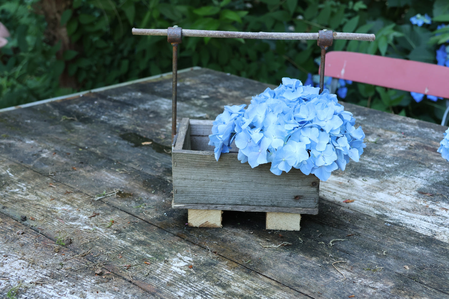 Upcycling-Holzkiste mit Eisentraverse - Unikat aus dem Ruhrgebiet