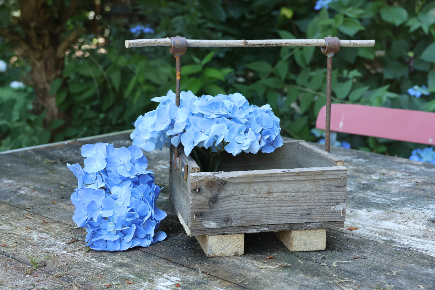 Upcycling-Holzkiste mit Eisentraverse - Unikat aus dem Ruhrgebiet