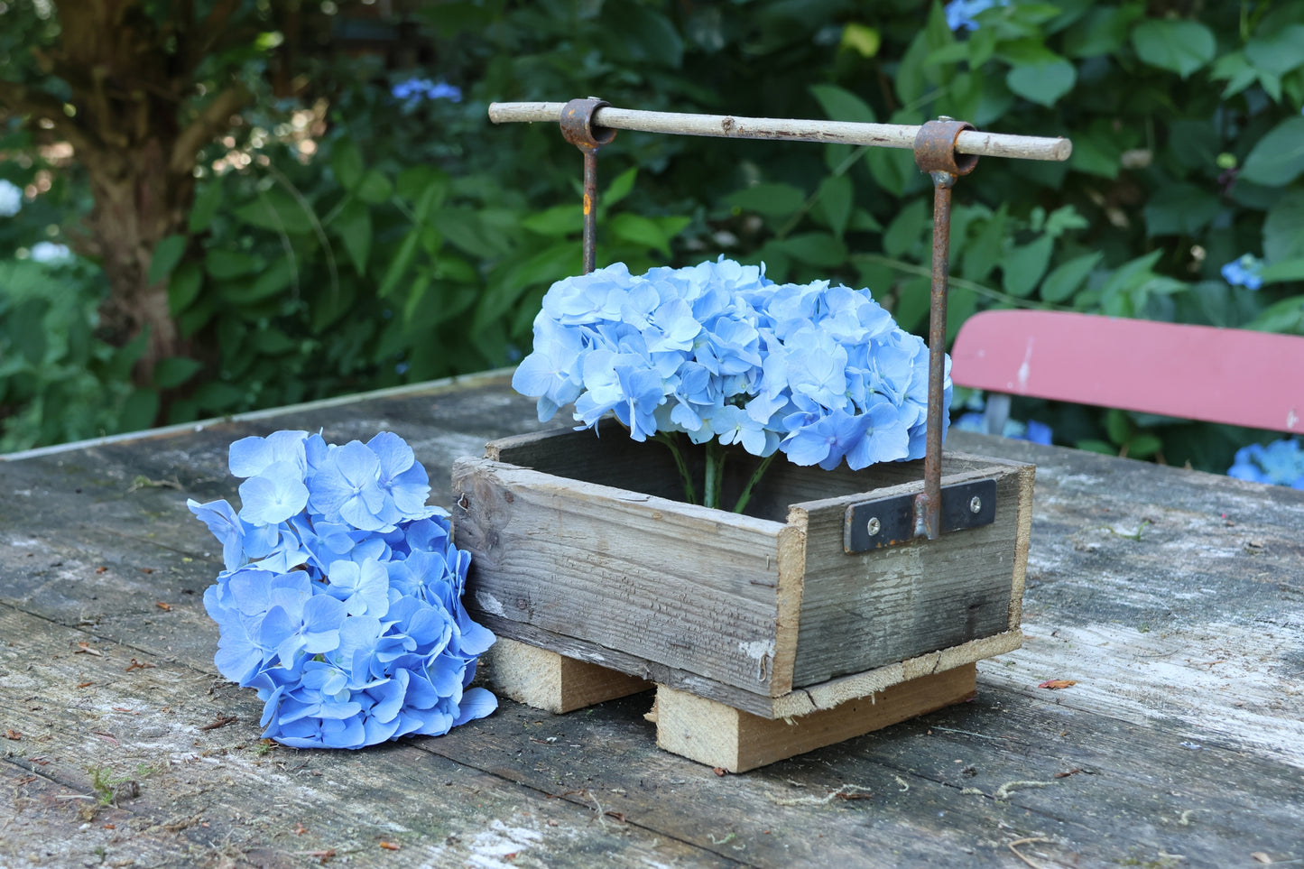 Upcycling-Holzkiste mit Eisentraverse - Unikat aus dem Ruhrgebiet