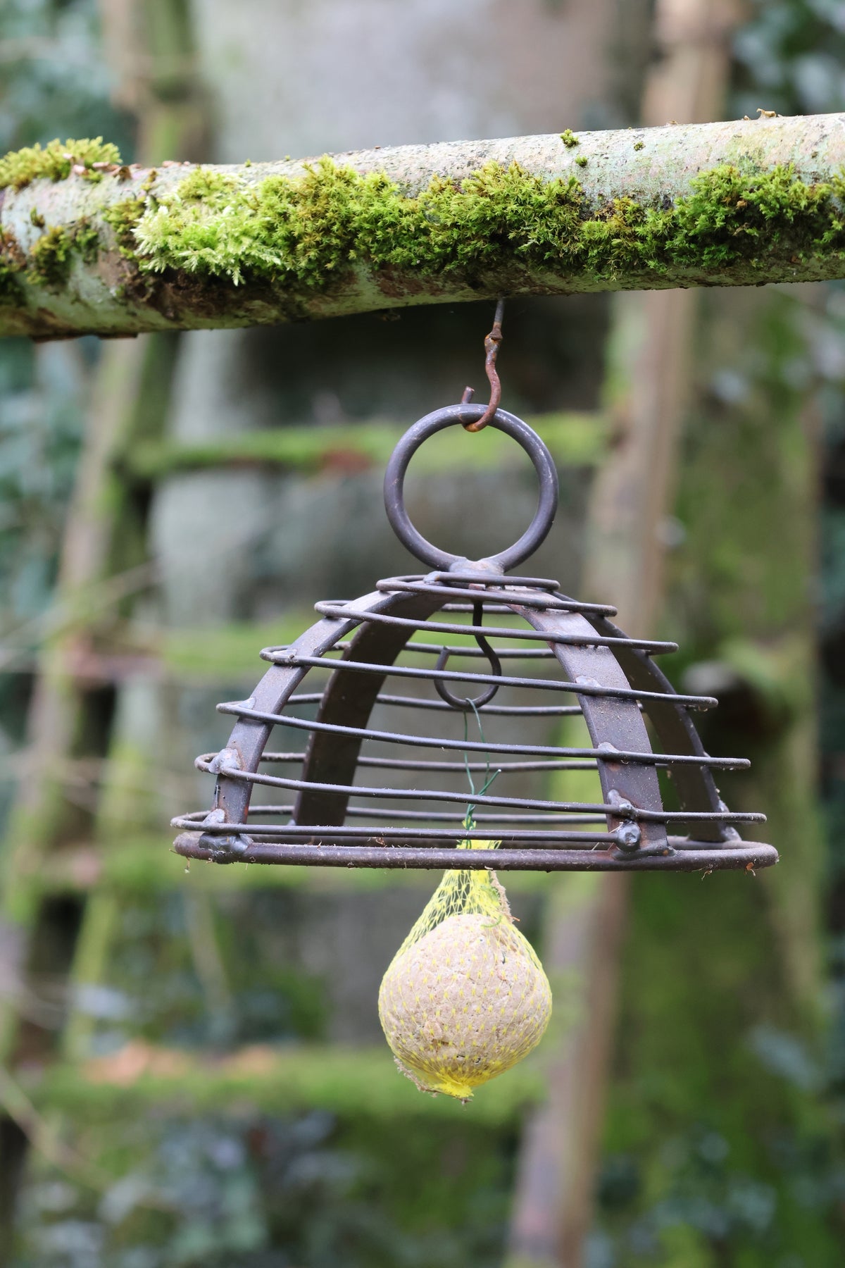 Meisenknödelhalter mit Dach für Naturmaterialien, Meisenknödelhalter mit Dach für Moosarbeiten