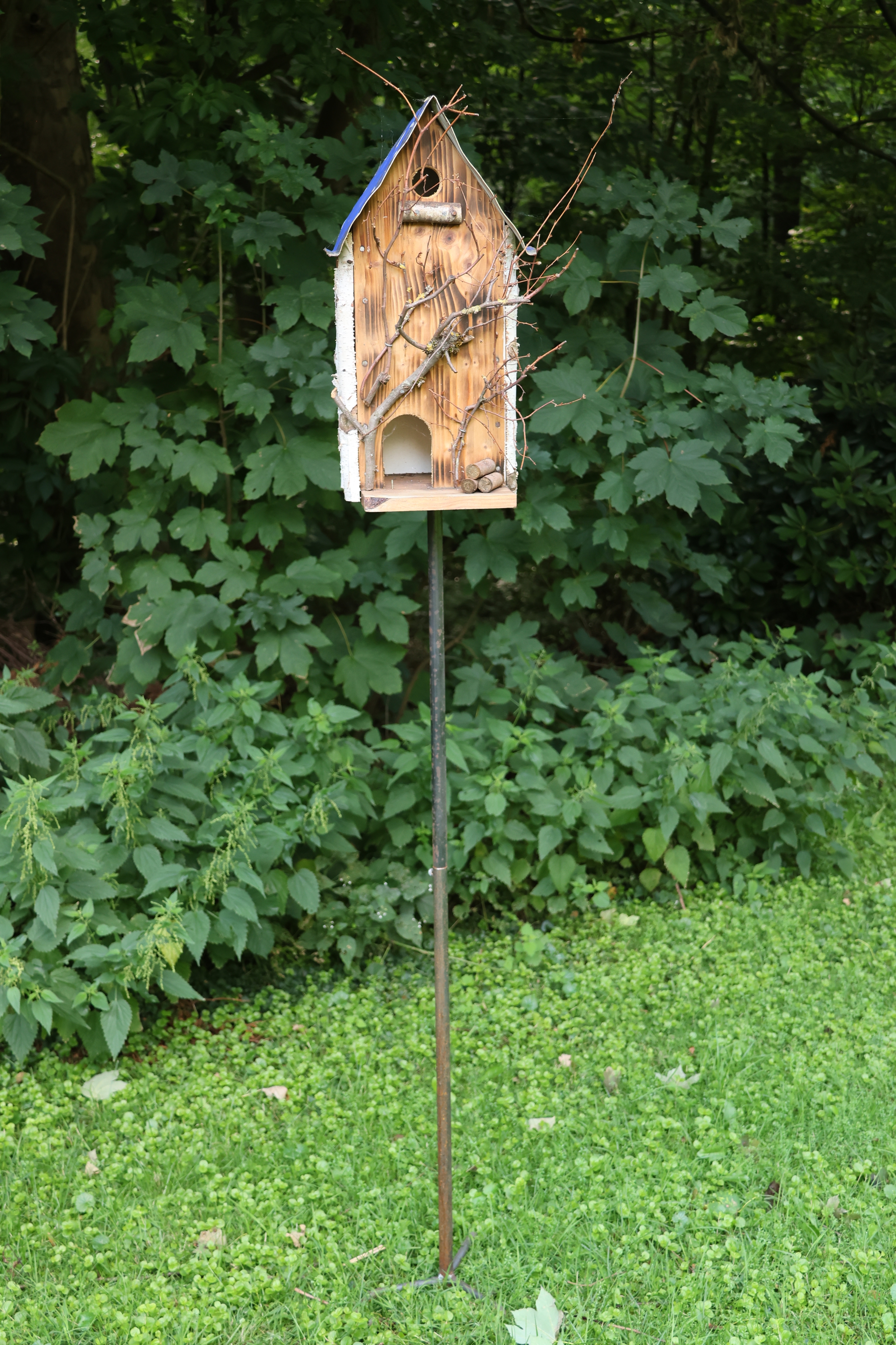 Vogelhaus auf Steckfuß, Nistkasten, Vogelfutterhaus für weiche Böden 