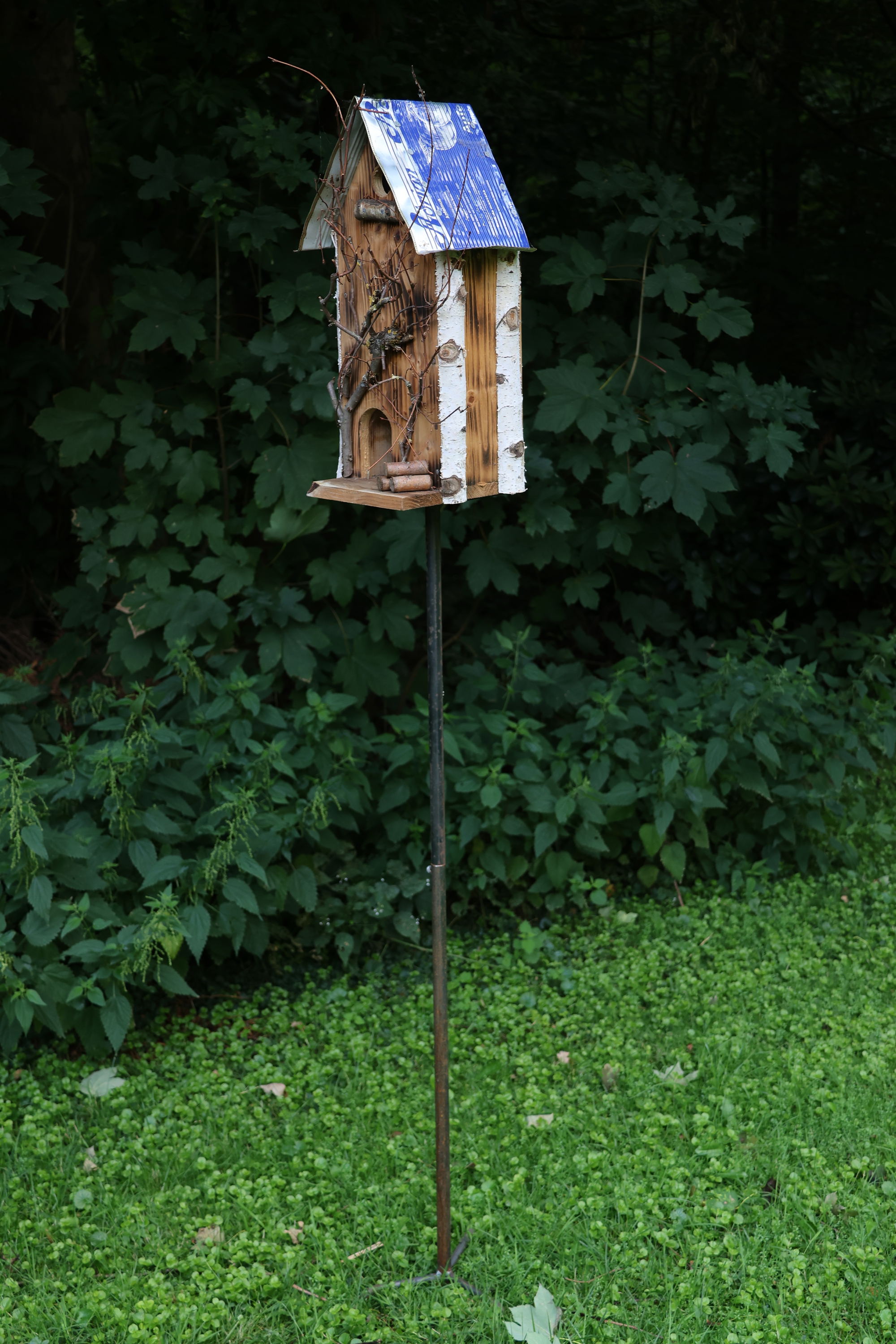 Vogelhaus auf Steckfuß, Nistkasten, Vogelfutterhaus für weiche Böden 