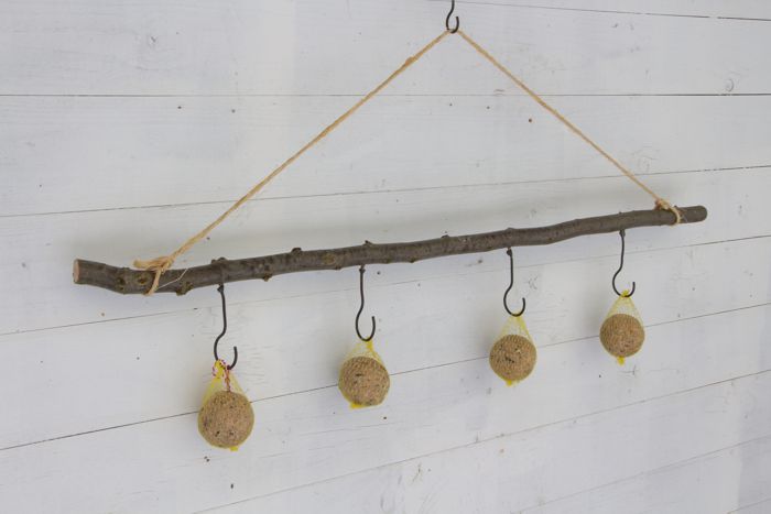 Haselnuss-Stock am Seil mit 4 Haken Haselnuss-Stock am Seil mit 4 Haken
