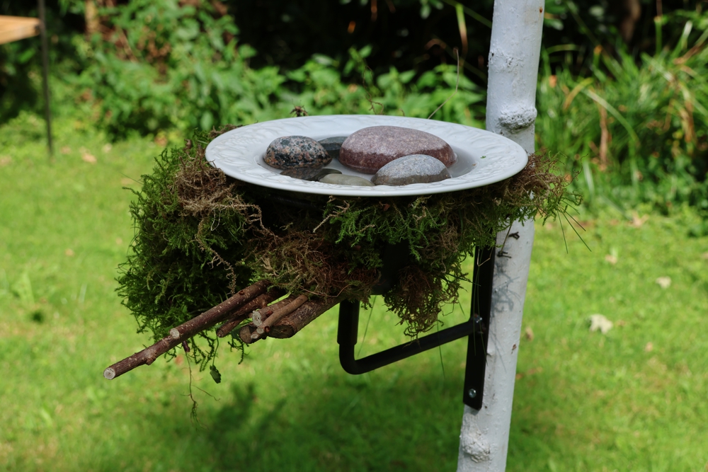 Vogeltränke Wandmontage, Vogeltränke zum anschrauben, Vogeltränke mit Wandhalterung, Futterschale, Vogeltankstelle, Vogelfuttertablett Baum,