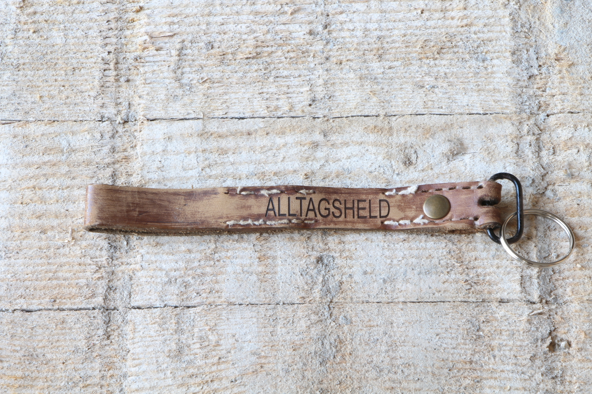 Schlüsselanhänger "Alltagsheld" - Vintage Leder, Schlüsselanhänger mit Gürtelschlaufe,  personalisierter Schlüsselanhänger, upcycling, Schlüsselanhänger altes Leder, 