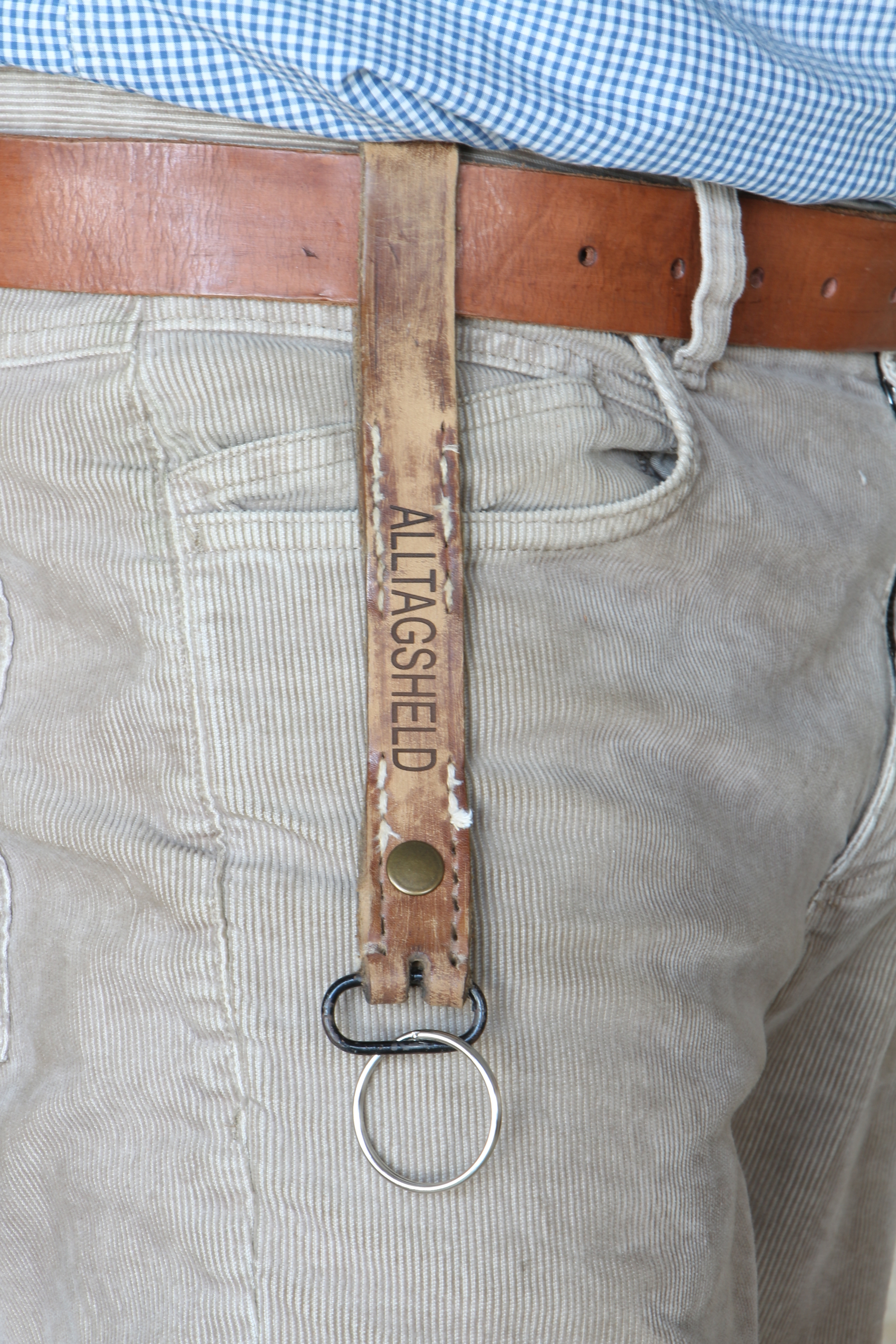Schlüsselanhänger "Alltagsheld" - Vintage Leder, Schlüsselanhänger mit Gürtelschlaufe,  personalisierter Schlüsselanhänger, upcycling, Schlüsselanhänger altes Leder, 