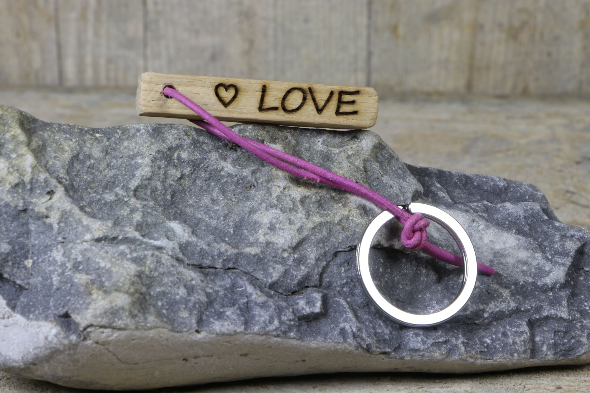 Schlüsselanhänger "Love"  auf  Eichenholz, Geburtstagsgeschenk, große Liebe, Danke für eine gute Zeit,  Schlüsselanhänger mit Gravur, personalisierter Schlüsselanhänger, 