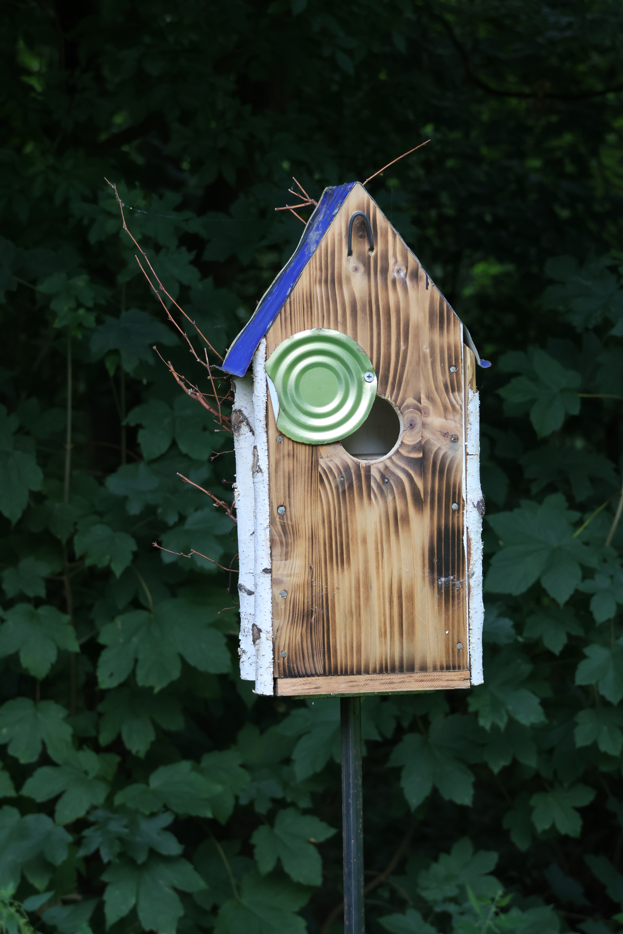 Vogelhaus auf Steckfuß, Nistkasten, Vogelfutterhaus für weiche Böden 
