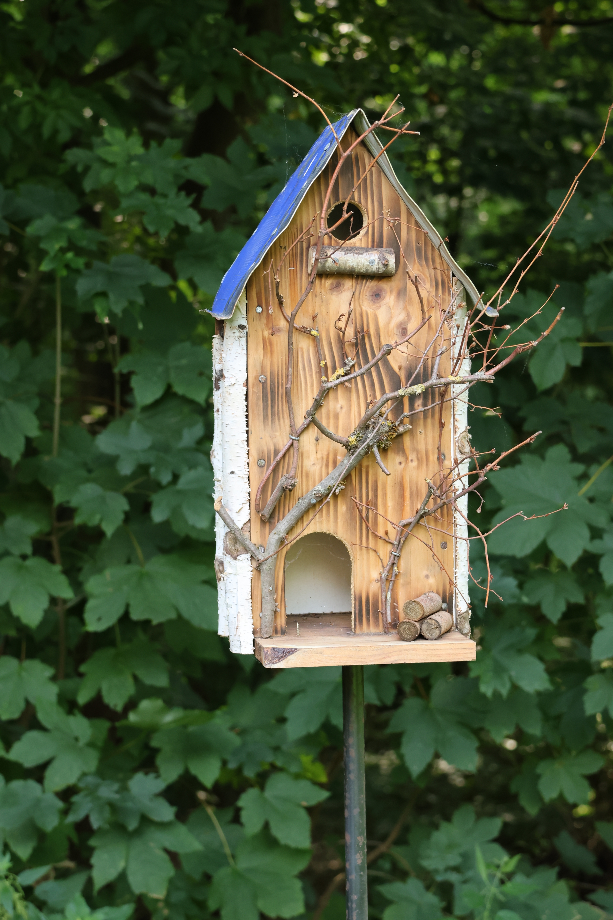 Vogelhaus auf Steckfuß, Nistkasten, Vogelfutterhaus für weiche Böden 