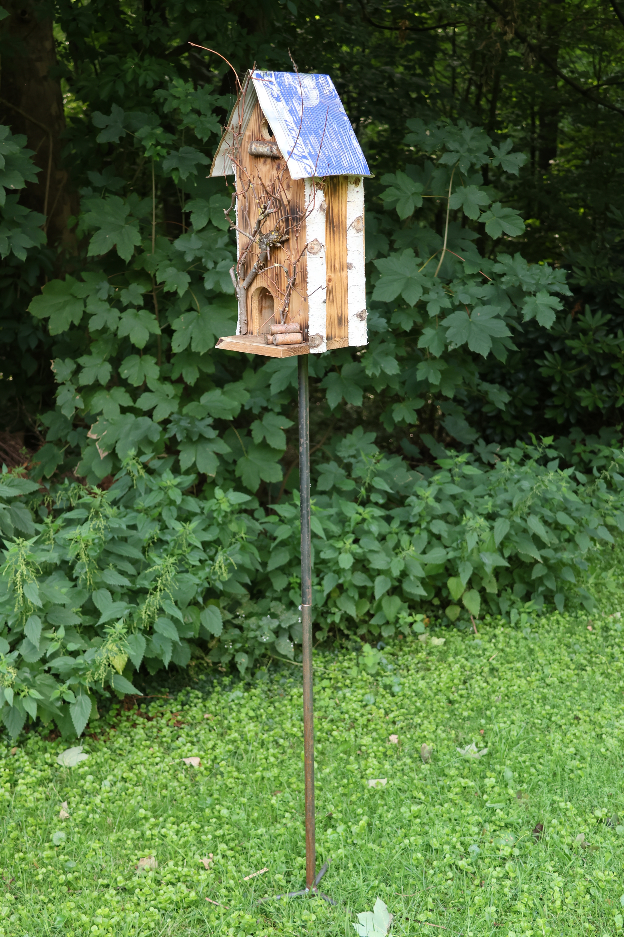 Vogelhaus auf Steckfuß, Nistkasten, Vogelfutterhaus für weiche Böden 