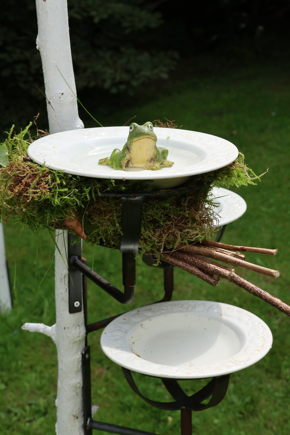 Vogeltränke Wandmontage, Vogeltränke zum anschrauben, Vogeltränke mit Wandhalterung, Futterschale, Vogeltankstelle, Vogelfuttertablett Baum,