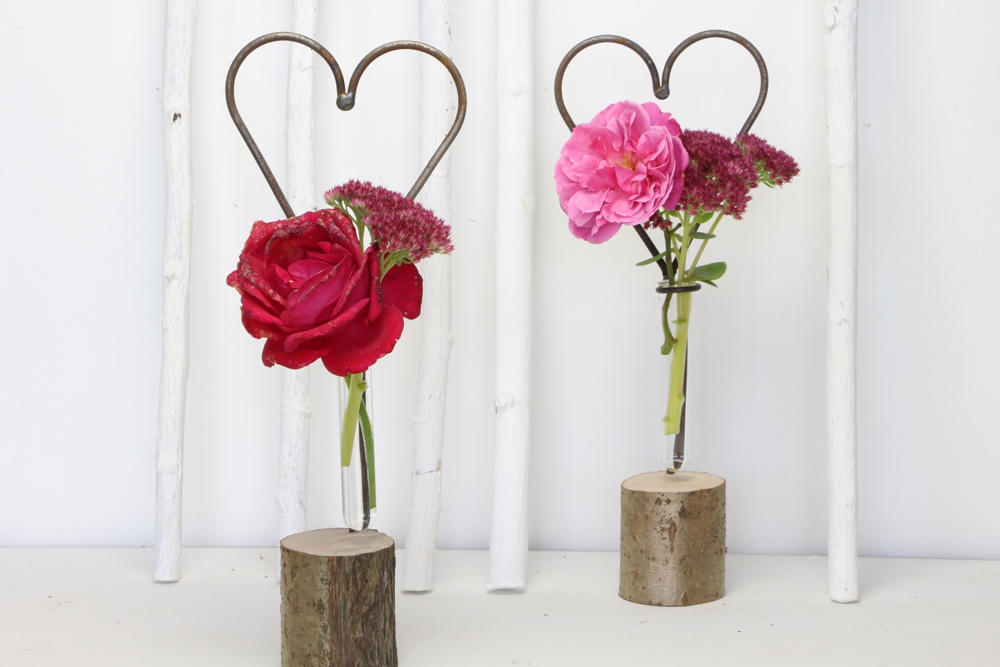 Herz auf Holz mit Vase