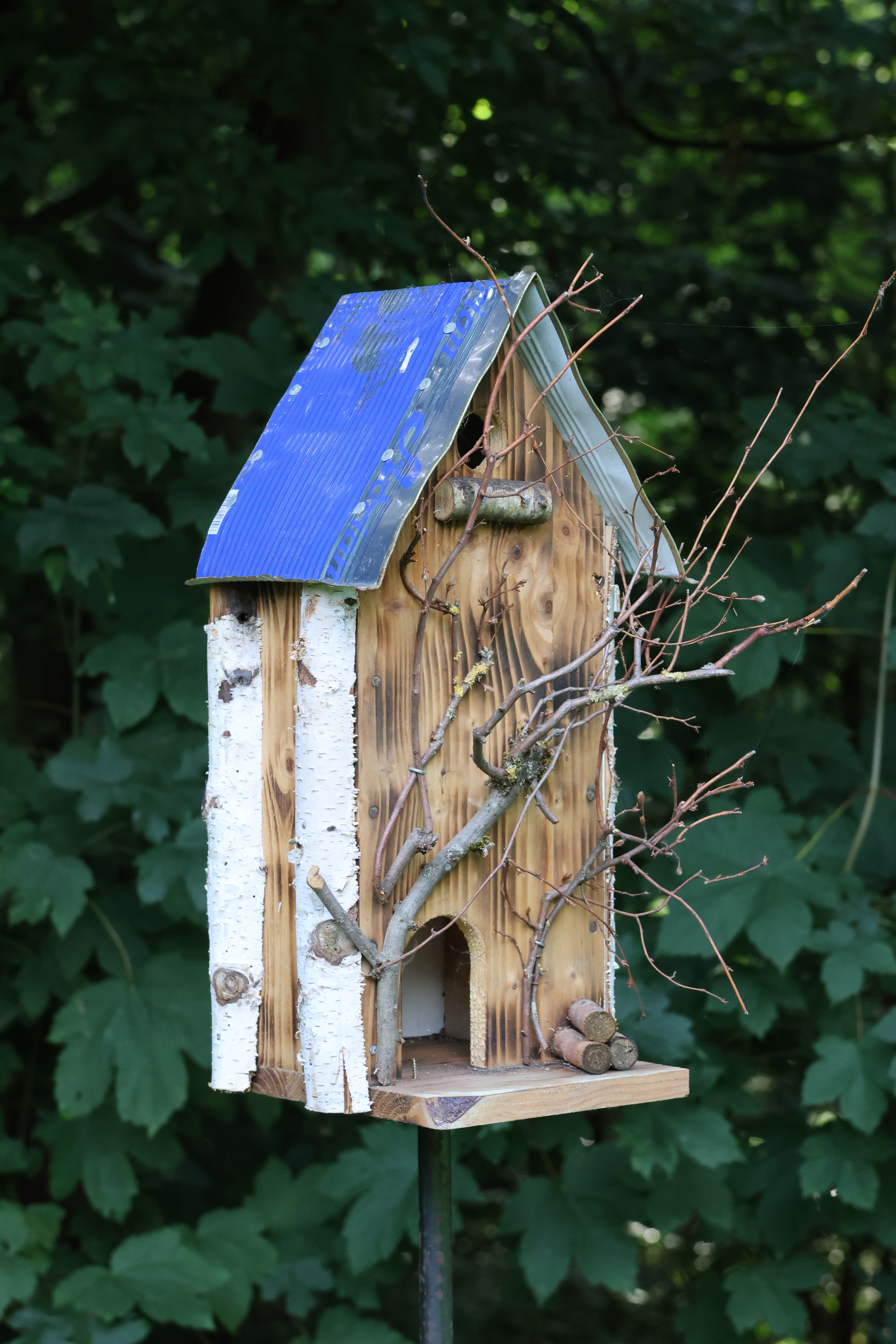 Vogelhaus auf Steckfuß, Nistkasten, Vogelfutterhaus für weiche Böden 