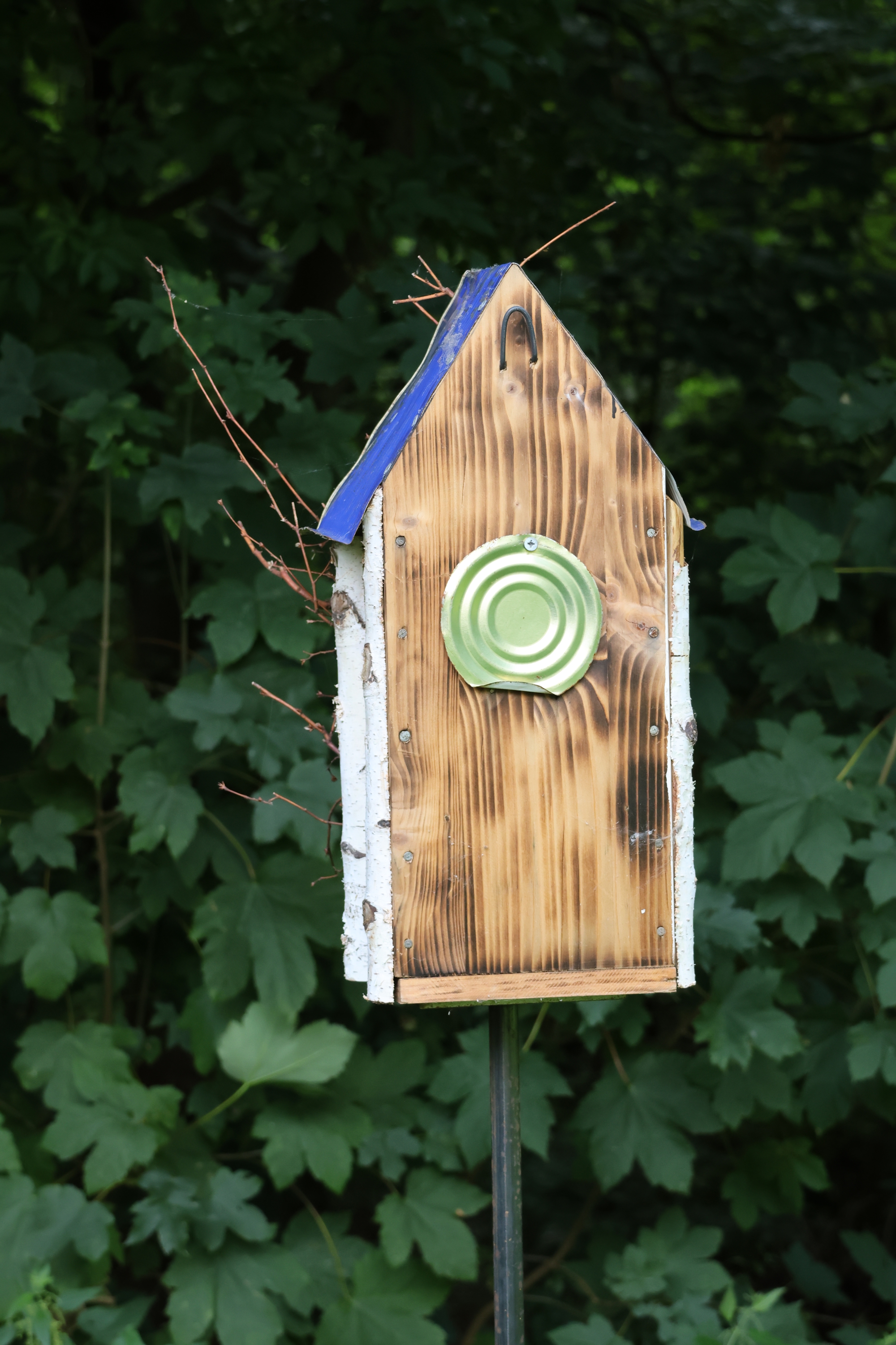 Vogelhaus auf Steckfuß, Nistkasten, Vogelfutterhaus für weiche Böden 