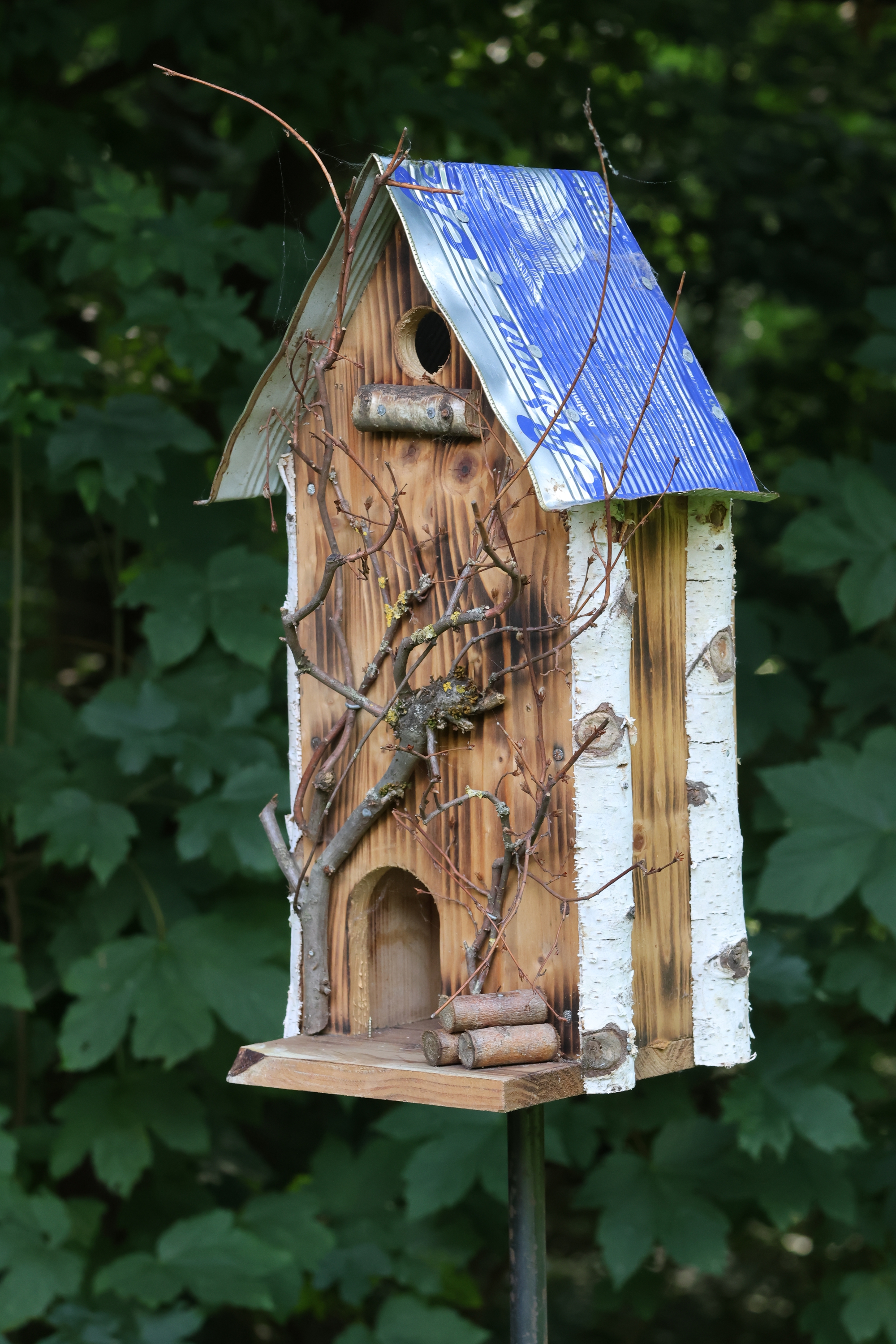 Vogelhaus auf Steckfuß, Nistkasten, Vogelfutterhaus für weiche Böden 